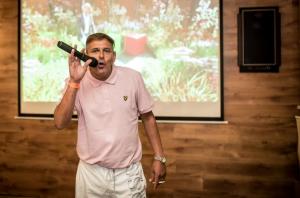 KARAOKE & COCKTAILS Fun