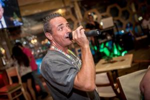 KARAOKE & COCKTAILS Fun
