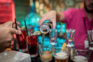 KARAOKE & COCKTAILS Fun