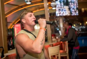 KARAOKE & COCKTAILS Fun