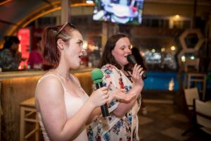 KARAOKE & COCKTAILS Fun
