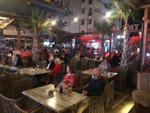 "THE FUNNY PUB" 