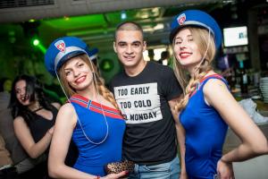 Party with FRIENDS !