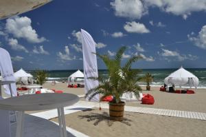 "DELETE CLUB" Oasis Beach